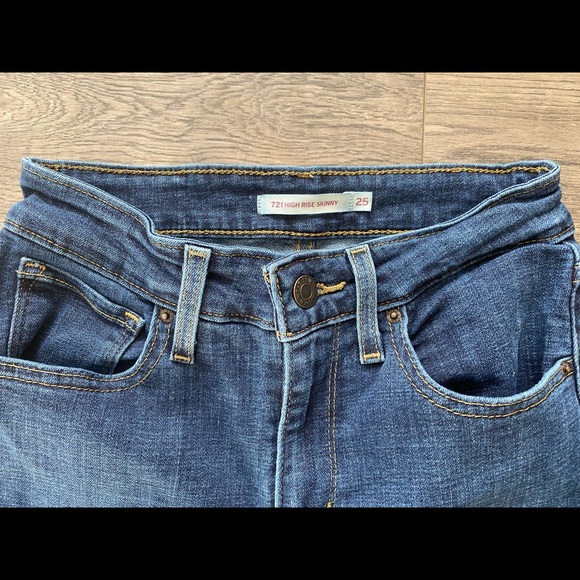 EUC Levi’s 721 High Rise Skinny - Picture 3 of 5